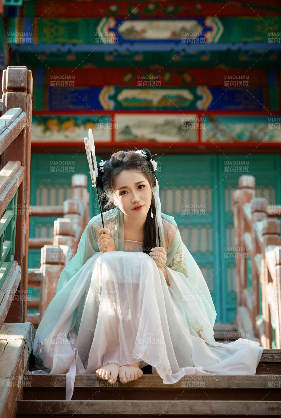 穿着汉服在古城拍照的东方美女图片