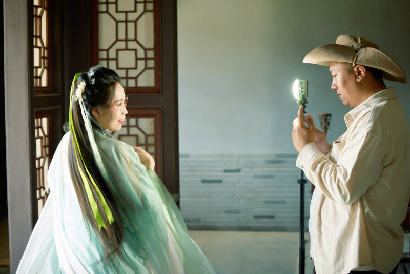 穿着汉服在古城拍照的东方美女图片