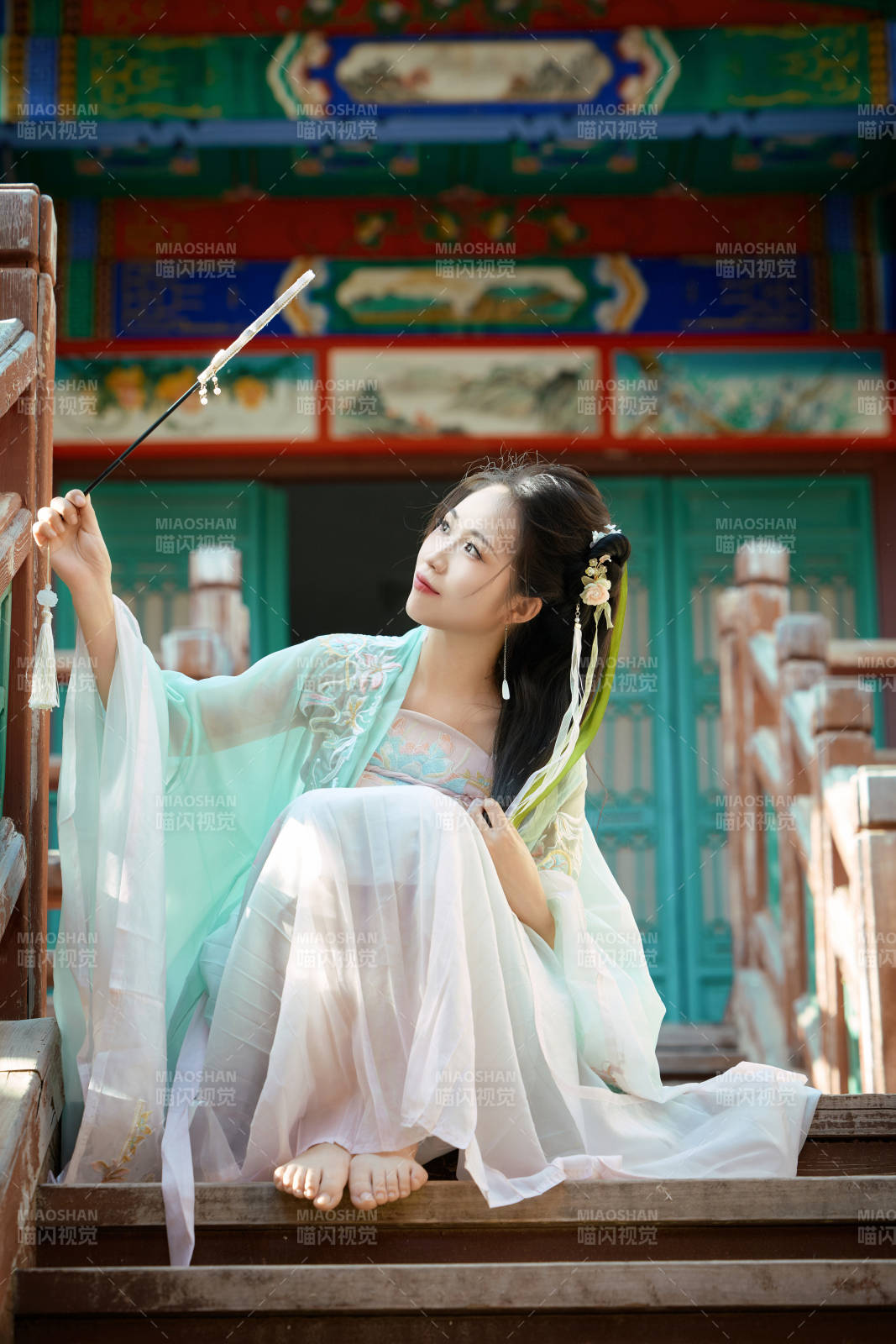 穿着汉服在古城拍照的东方美女图片