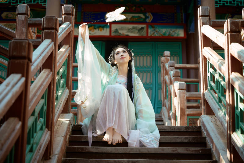 穿着汉服在古城拍照的东方美女图片