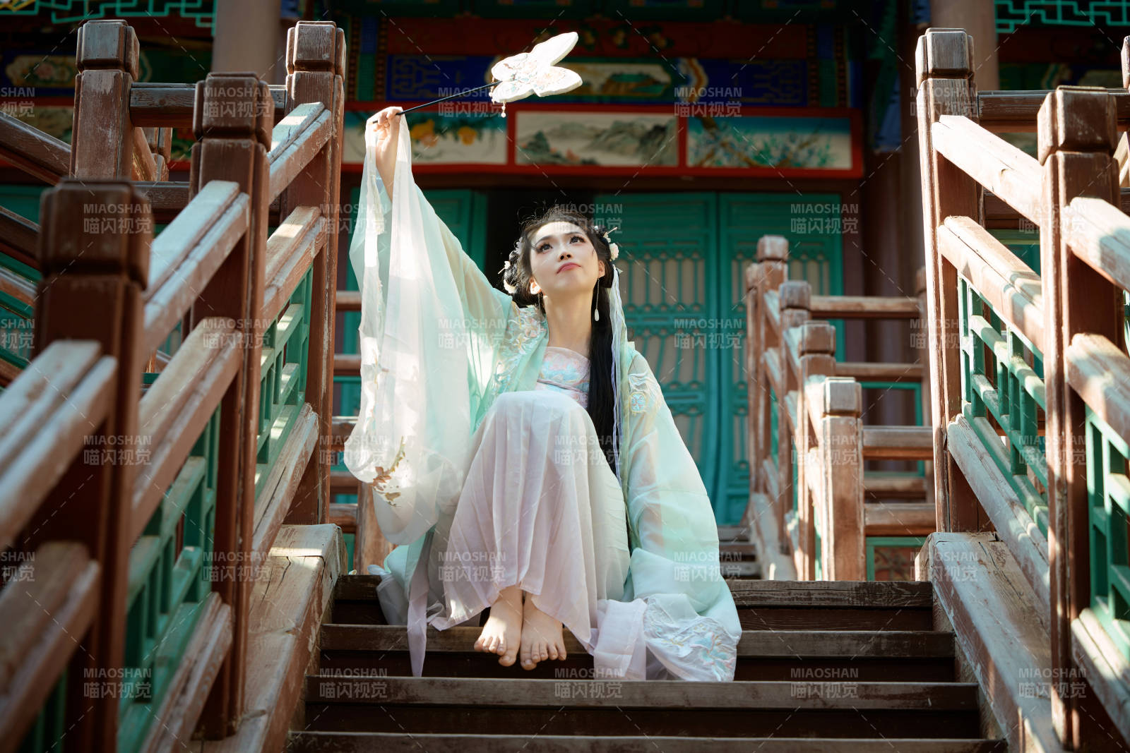 穿着汉服在古城拍照的东方美女图片