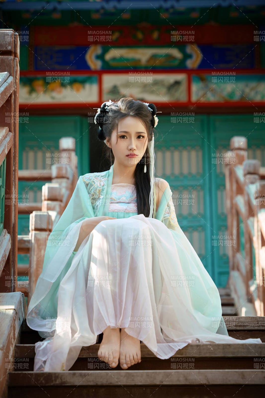 穿着汉服在古城拍照的东方美女图片