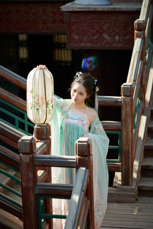 穿着汉服在古城拍照的东方美女图片