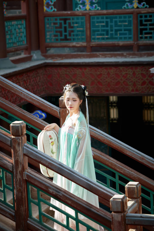 穿着汉服在古城拍照的东方美女图片