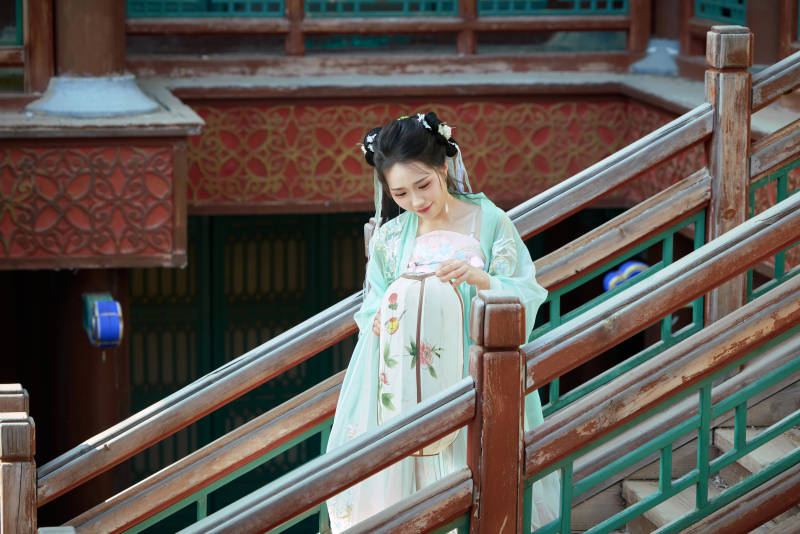 穿着汉服在古城拍照的东方美女图片