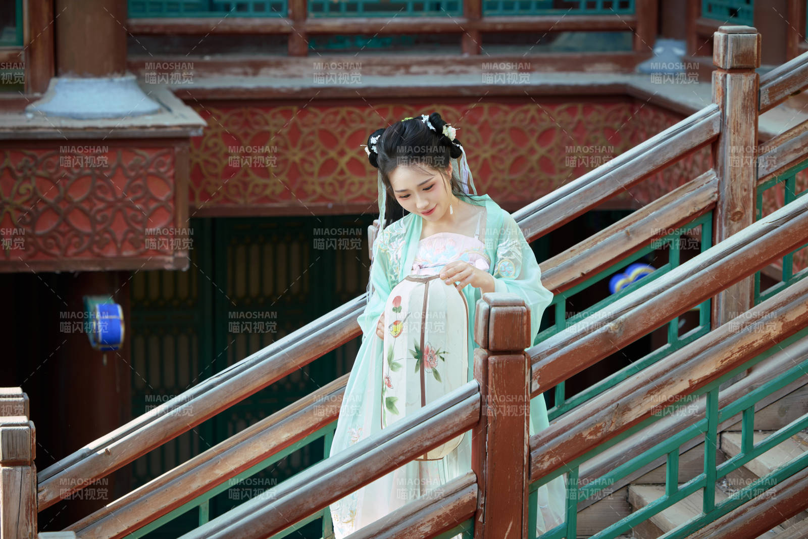 穿着汉服在古城拍照的东方美女图片