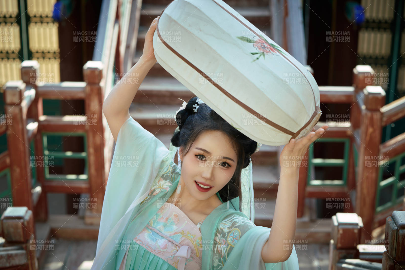 穿着汉服在古城拍照的东方美女图片