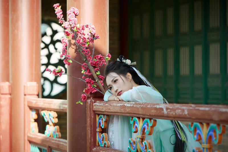 穿着汉服在古城拍照的东方美女图片