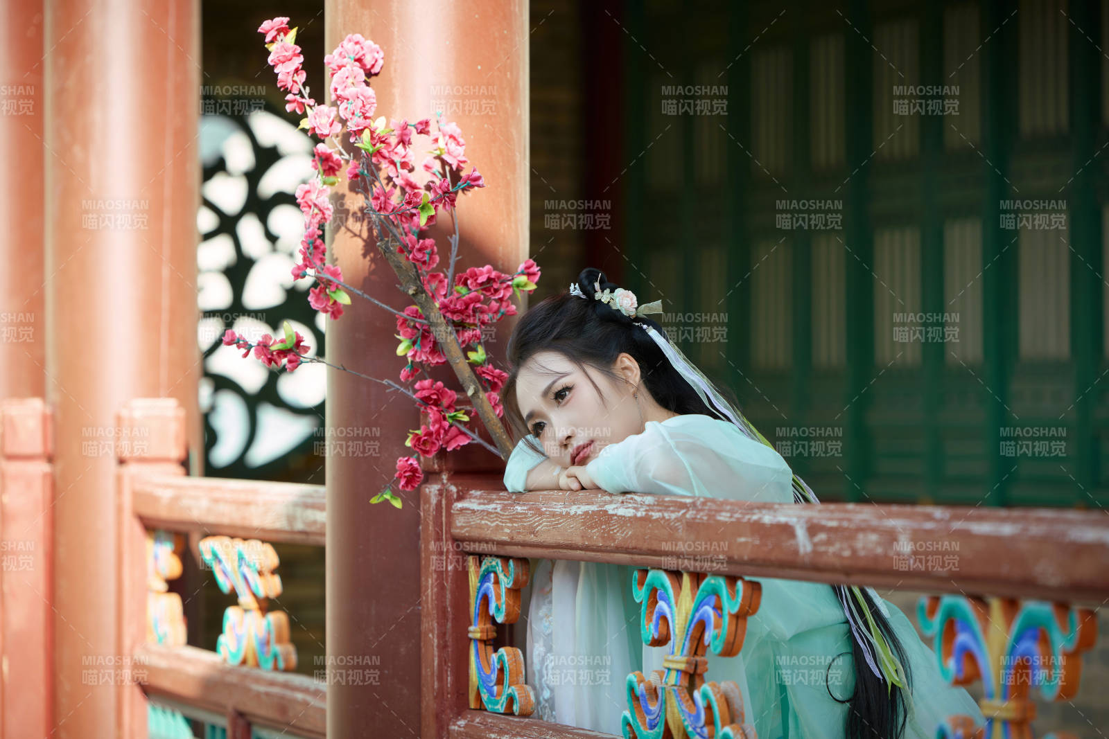 穿着汉服在古城拍照的东方美女图片