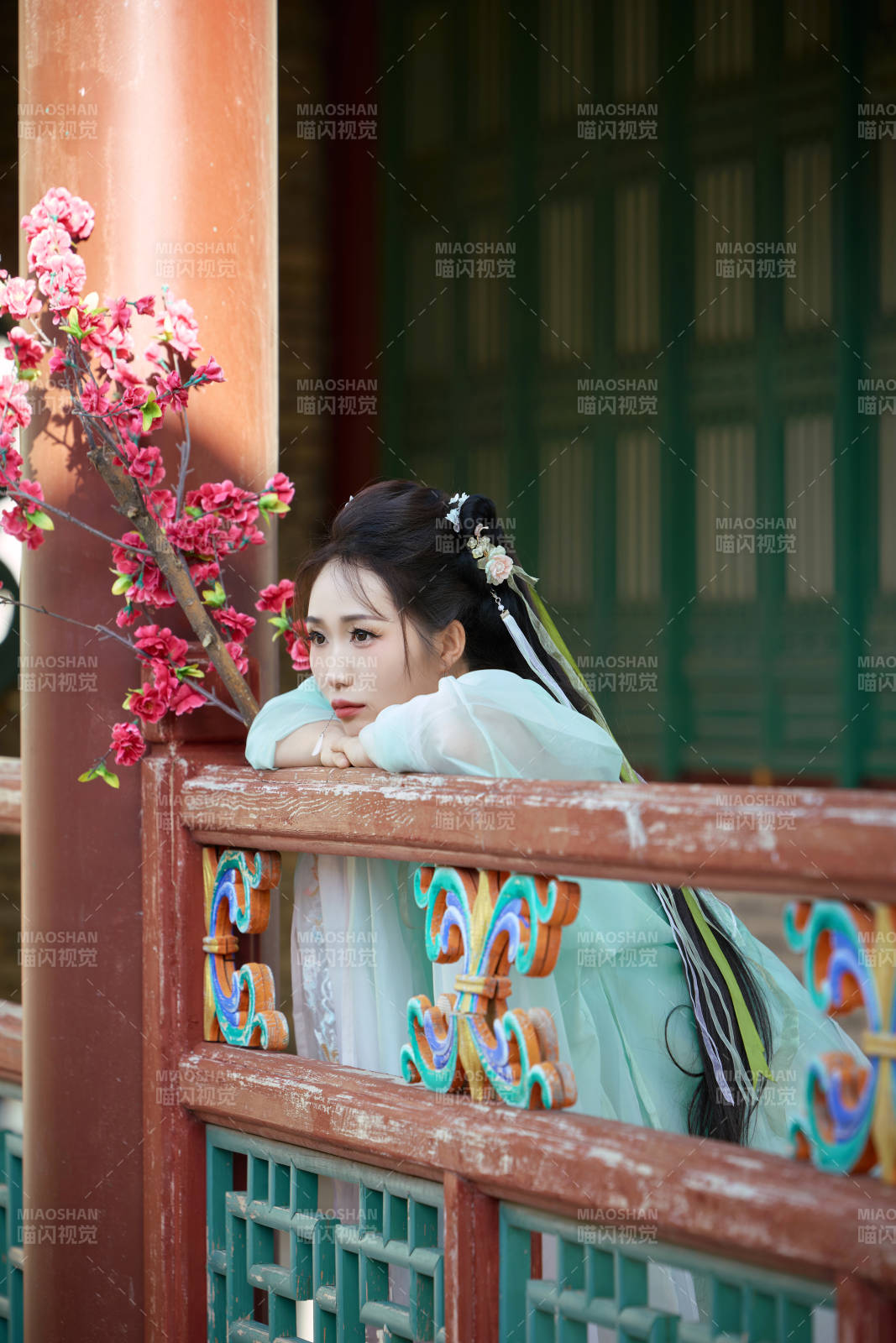 穿着汉服在古城拍照的东方美女图片