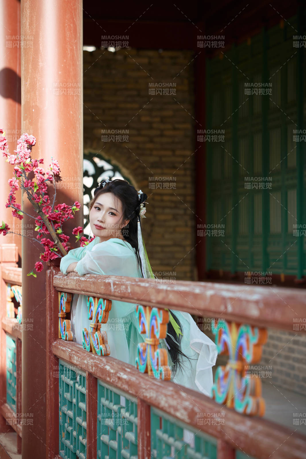 穿着汉服在古城拍照的东方美女图片