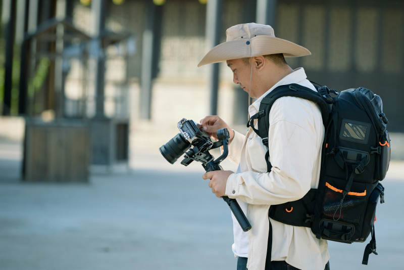 穿着汉服在古城拍照的东方美女图片