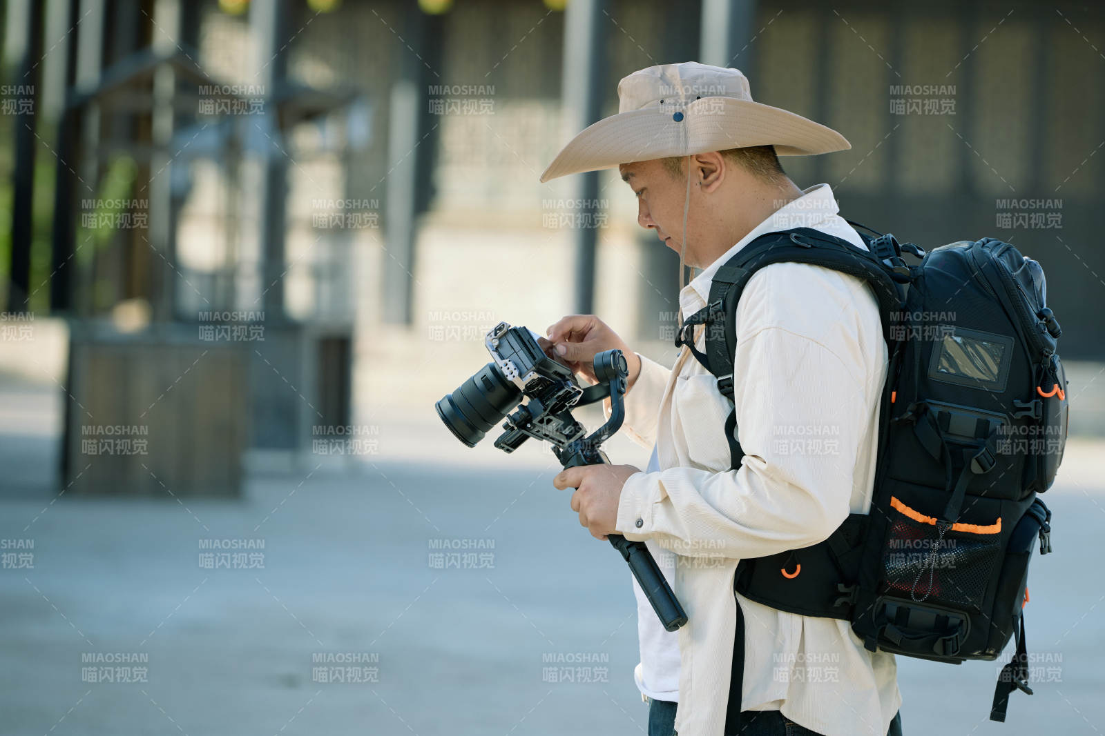 穿着汉服在古城拍照的东方美女图片