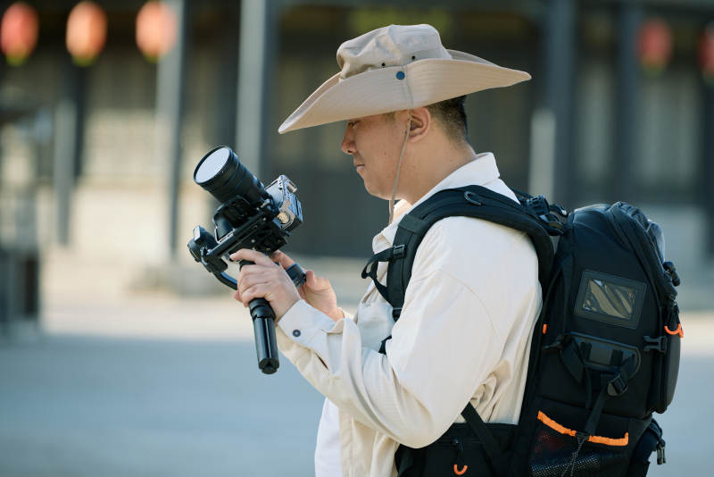 穿着汉服在古城拍照的东方美女图片