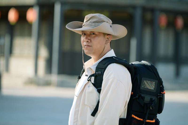 穿着汉服在古城拍照的东方美女图片