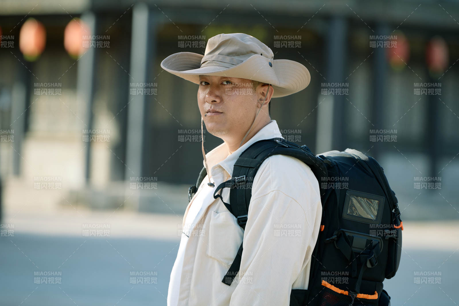 穿着汉服在古城拍照的东方美女图片