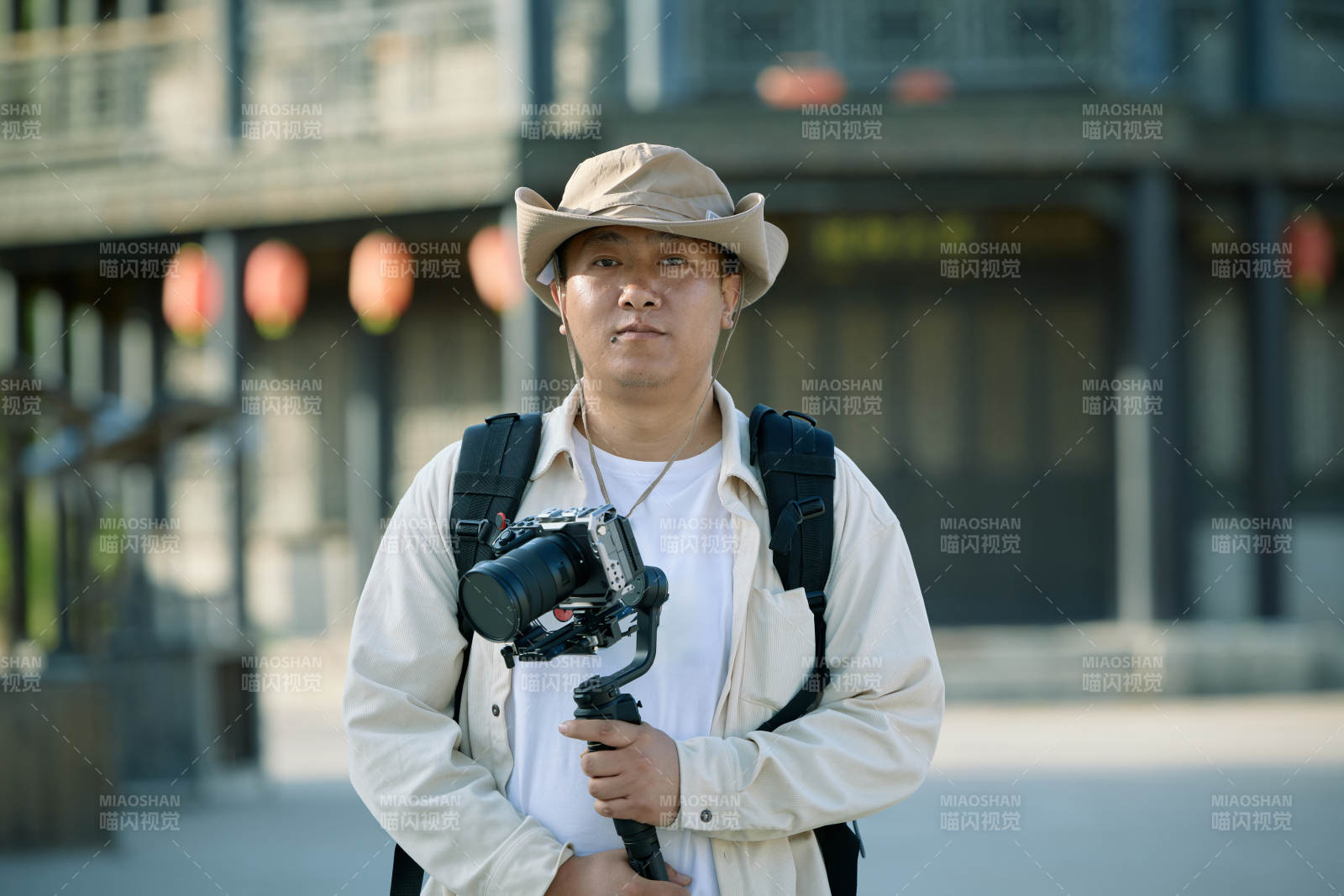 穿着汉服在古城拍照的东方美女图片