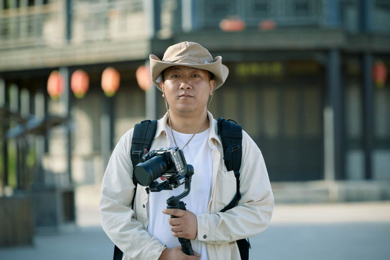 穿着汉服在古城拍照的东方美女图片