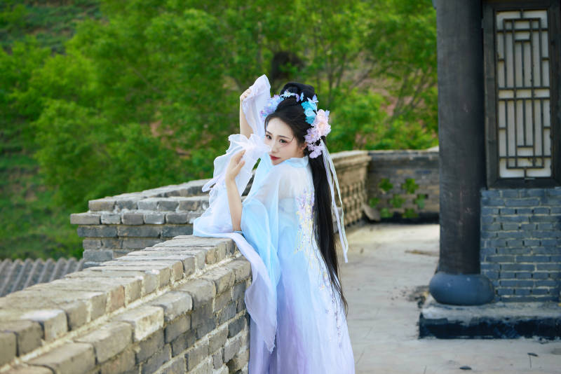 穿着汉服在古城拍照的东方美女图片