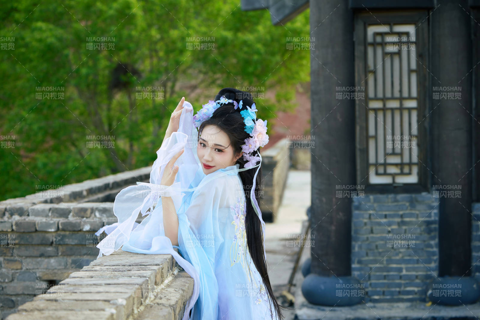 穿着汉服在古城拍照的东方美女图片