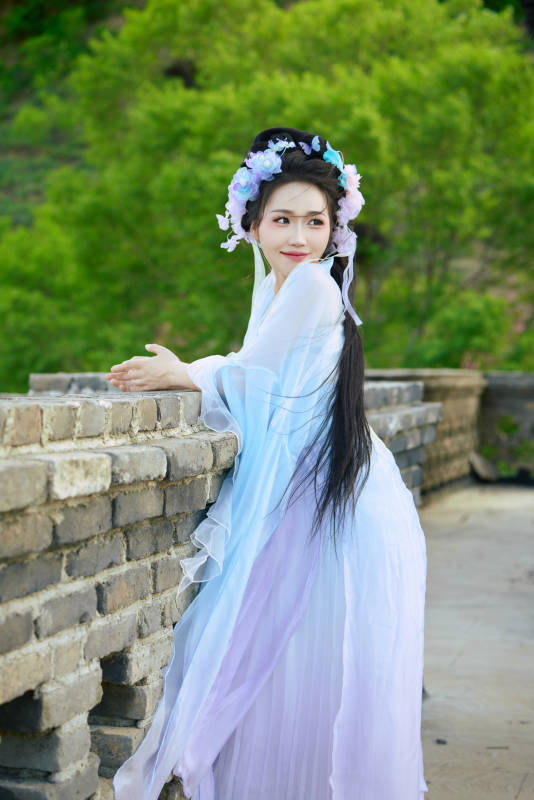 穿着汉服在古城拍照的东方美女图片