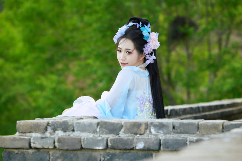 穿着汉服在古城拍照的东方美女图片