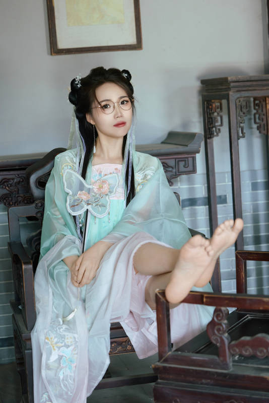 穿着汉服在古城拍照的东方美女图片
