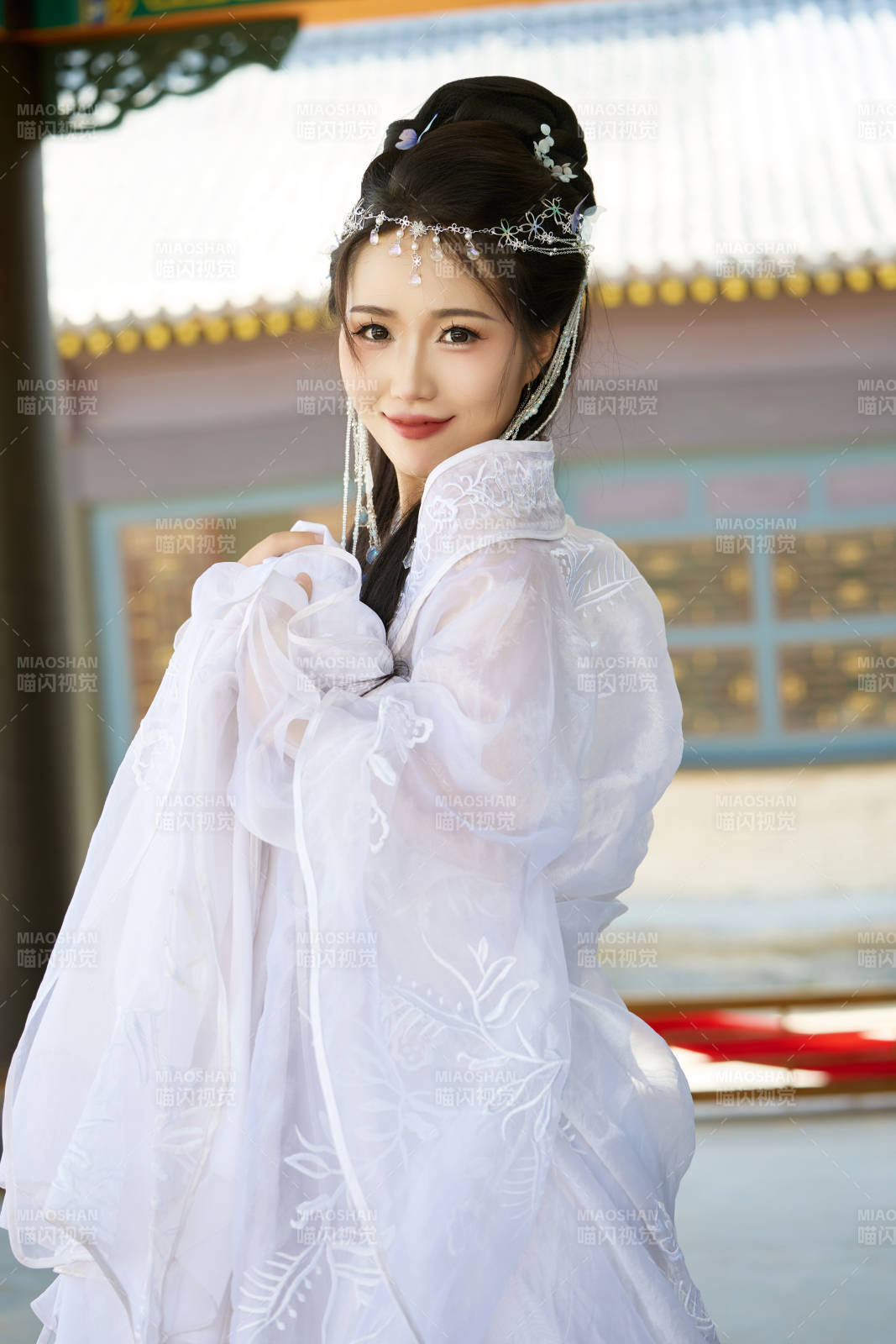 穿着汉服在古城拍照的东方美女图片