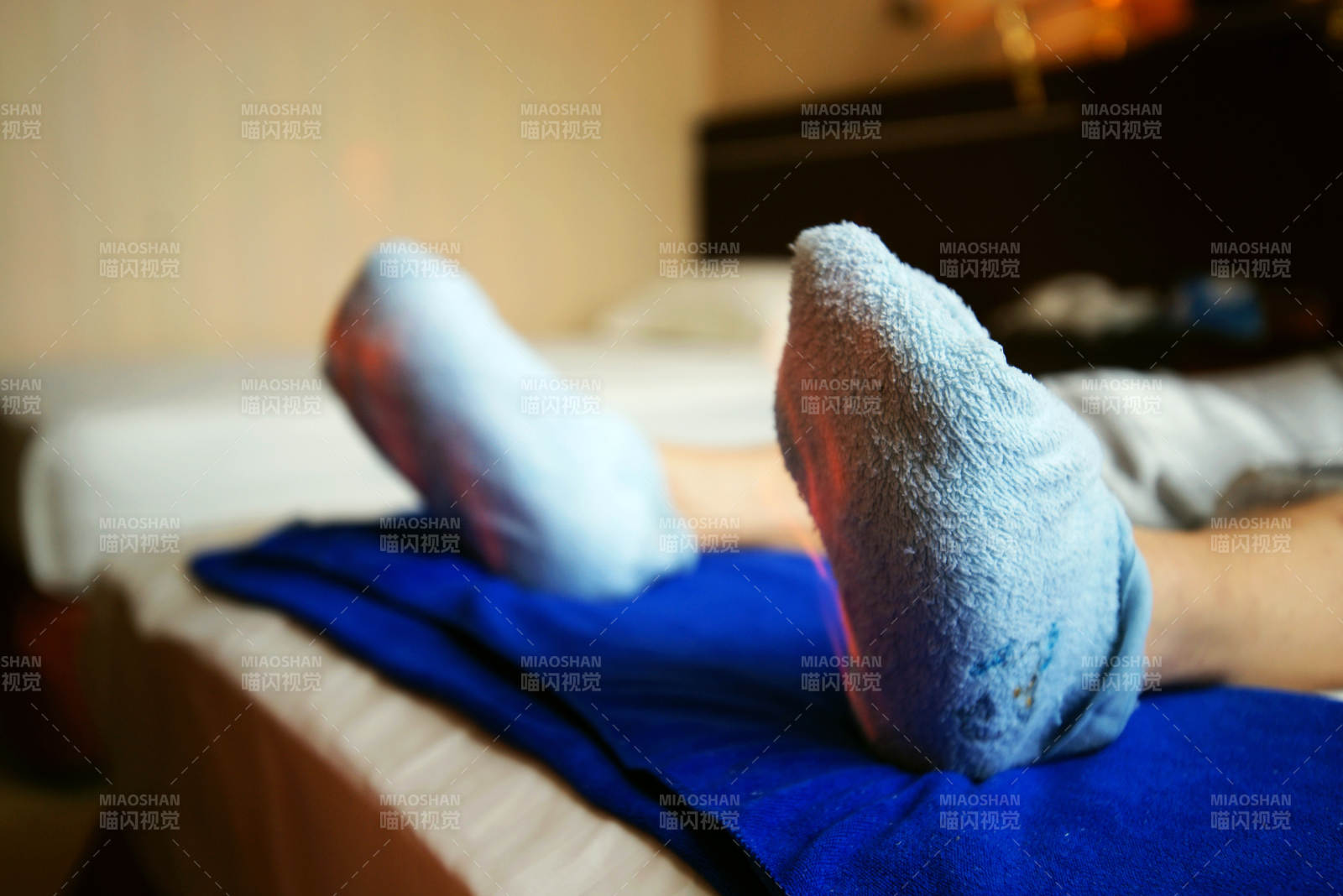 专业的足疗技师为顾客做足底火罐图片