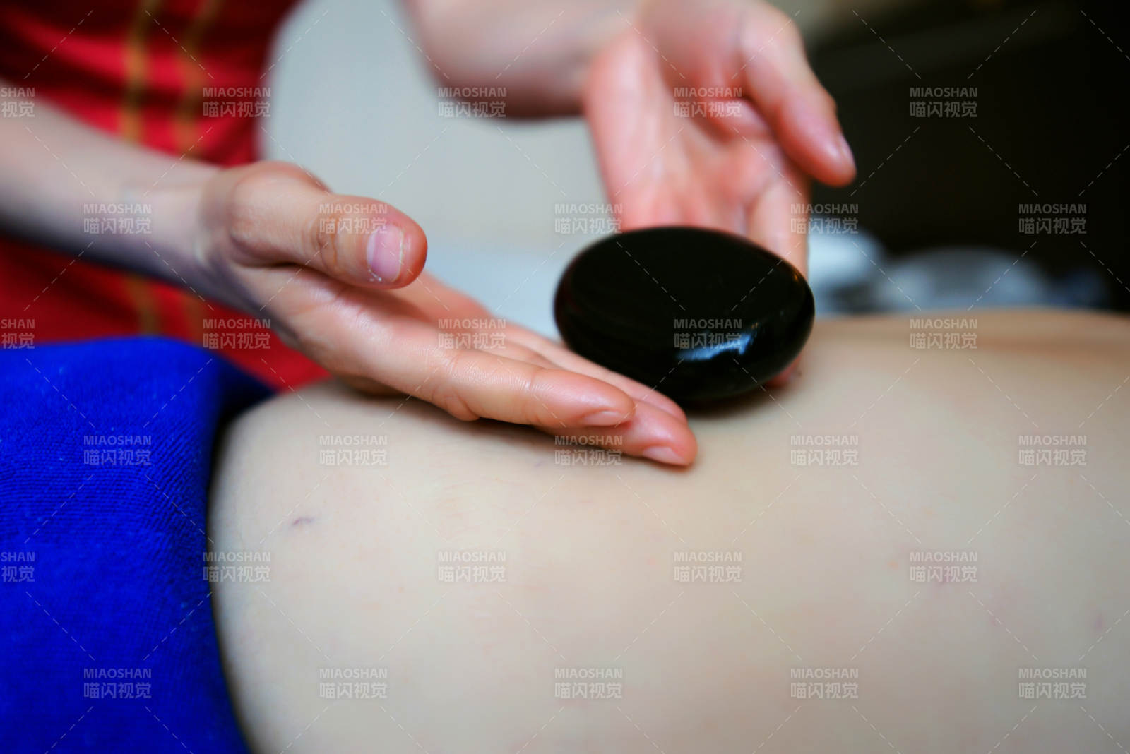 专业的按摩技师为顾客进行玉石推拿图片