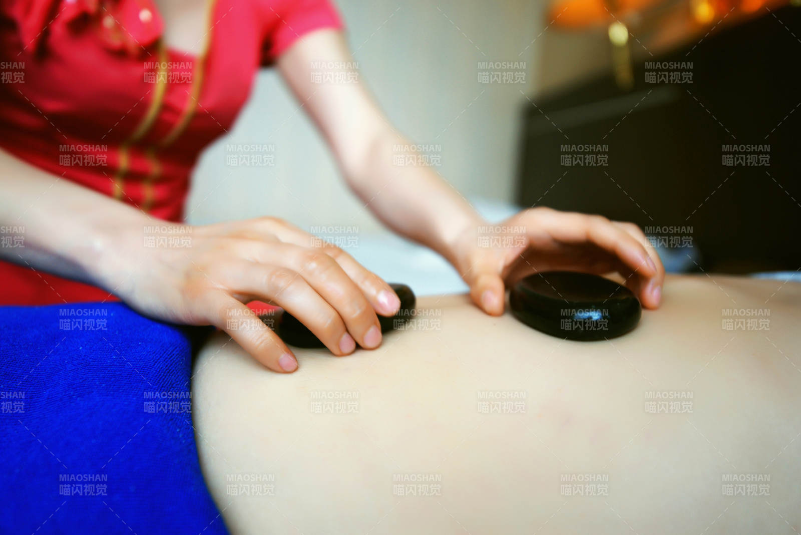 专业的按摩技师为顾客进行玉石推拿图片