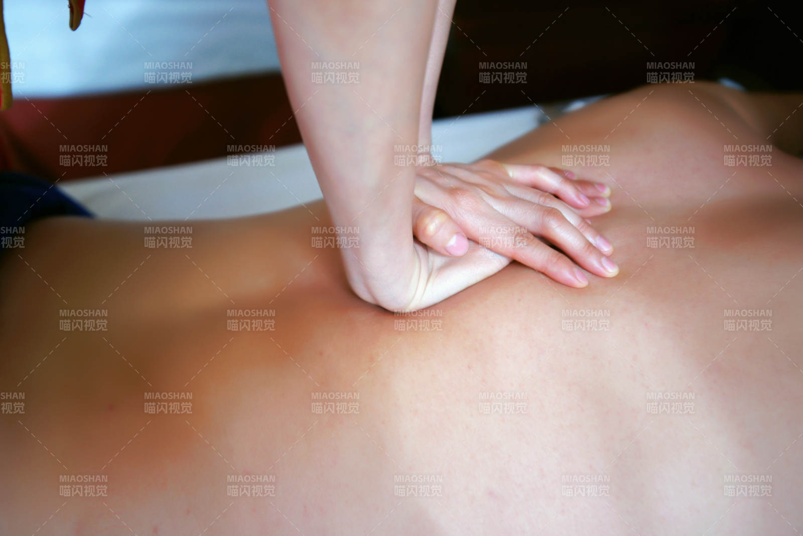 专业的按摩技师为顾客进行保健按摩图片