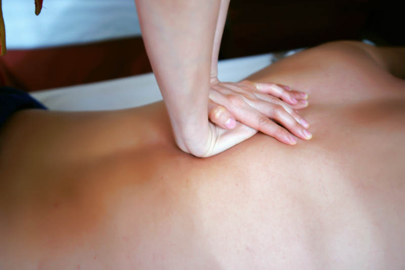 专业的按摩技师为顾客进行保健按摩图片