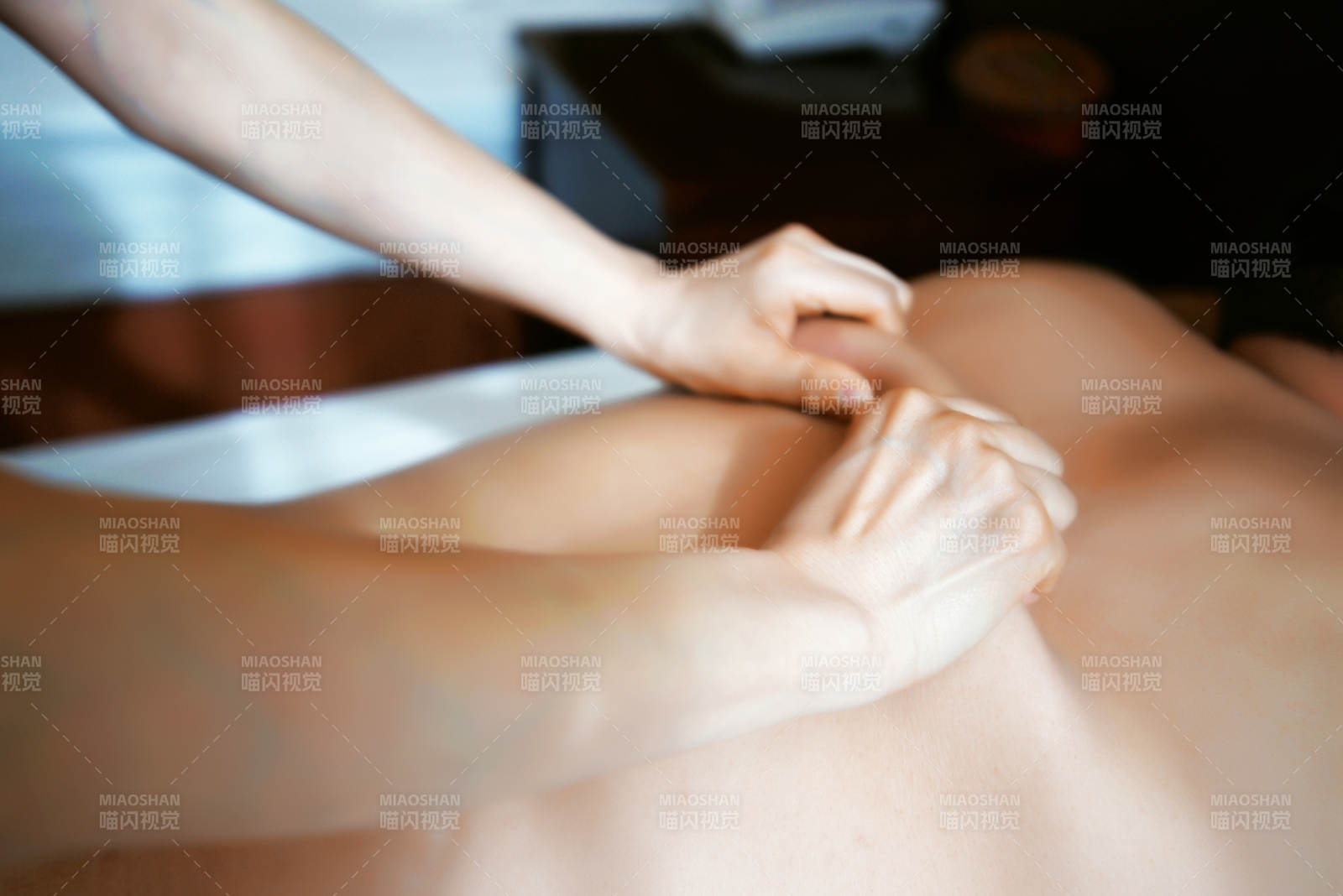 专业的按摩技师为顾客进行保健按摩图片