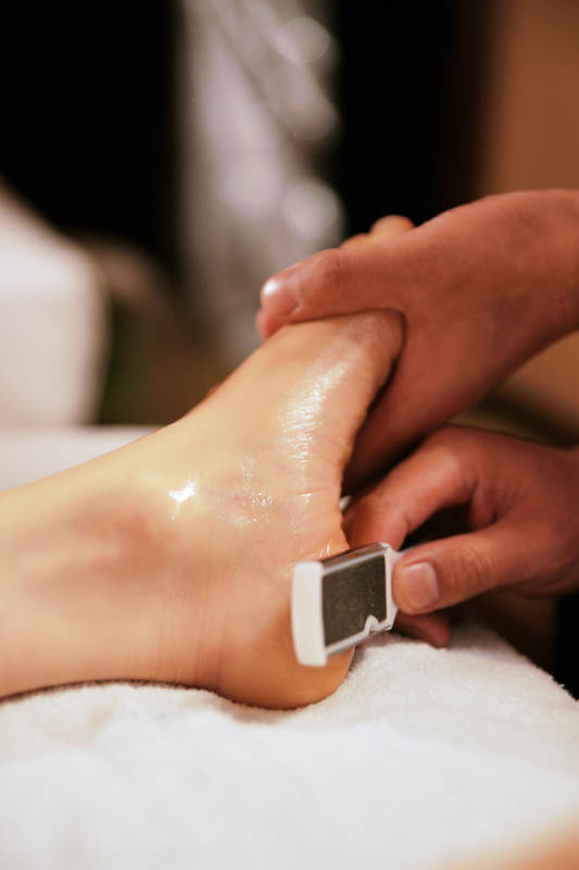 手法专业的足疗技师为客人服务图片