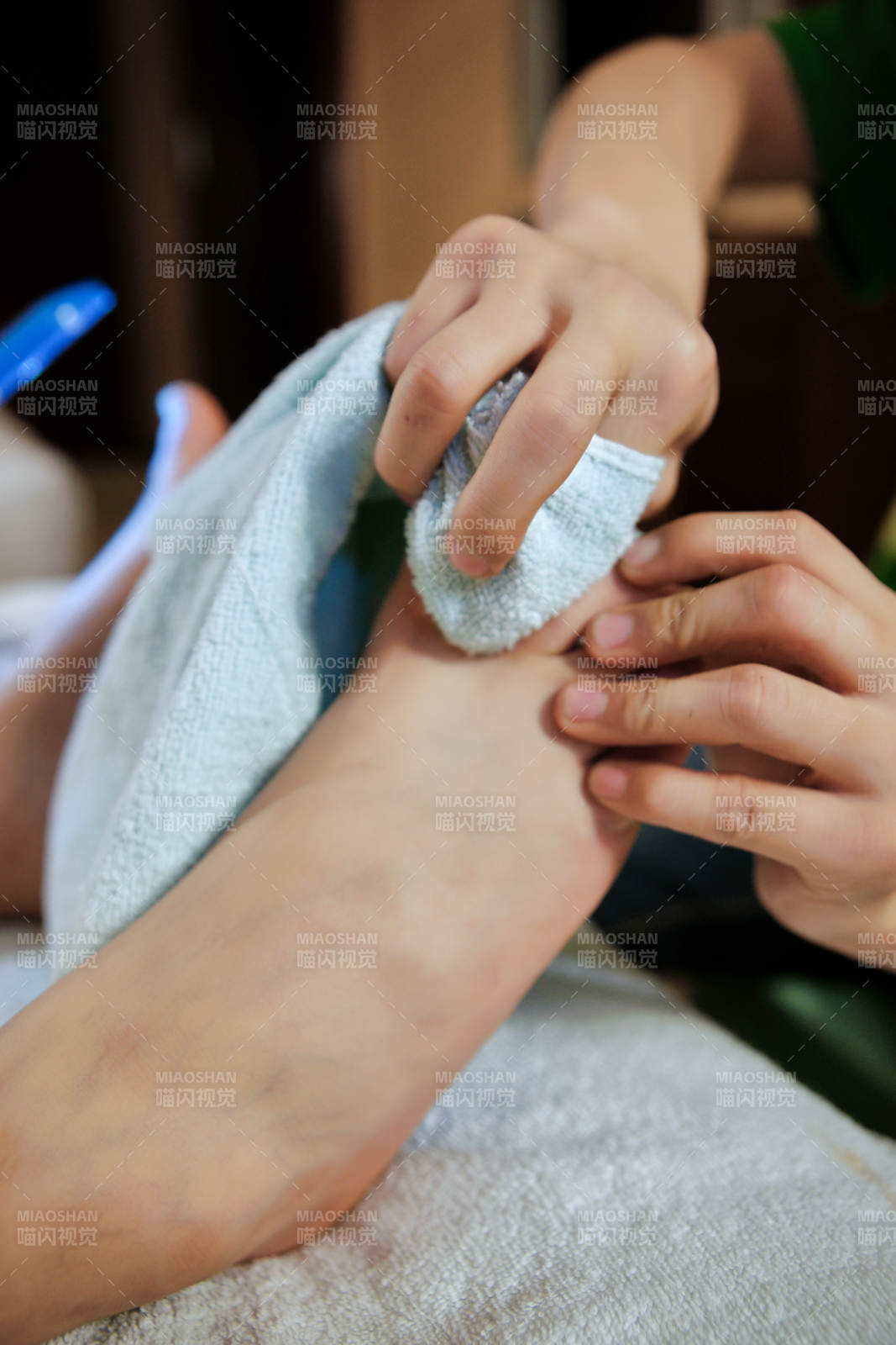 手法专业的足疗技师为客人修脚图片