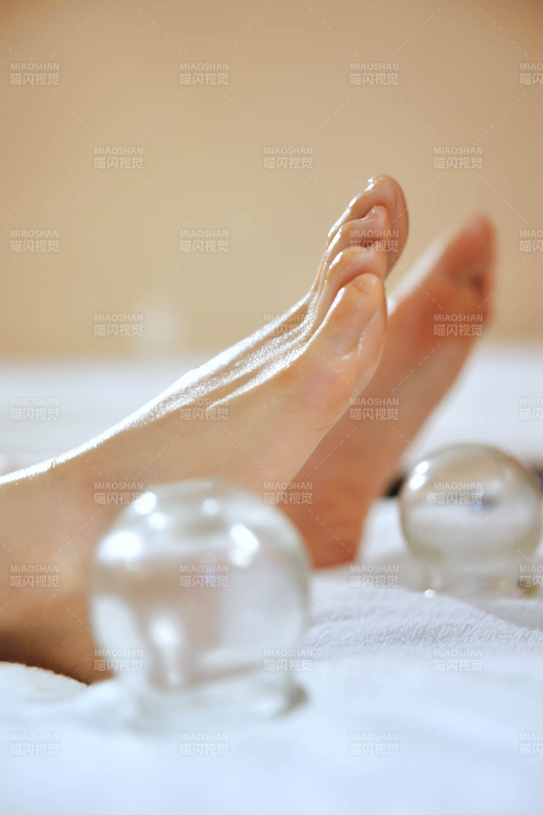 专业的足疗技师为顾客做足底火罐图片