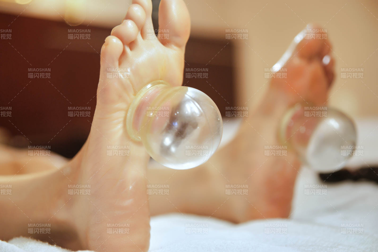 专业的足疗技师为顾客做足底火罐图片