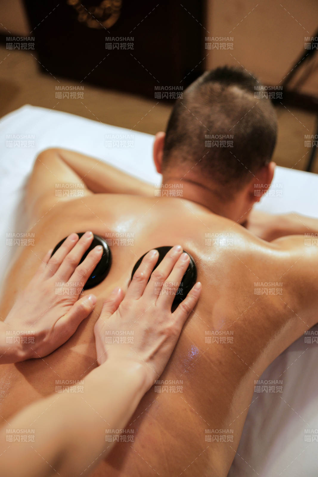 专业的按摩技师为顾客进行玉石推拿图片