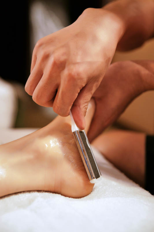 手法专业的足疗技师为客人服务图片