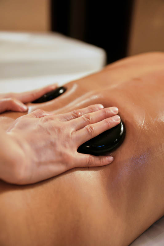 专业的按摩技师为顾客进行玉石推拿图片