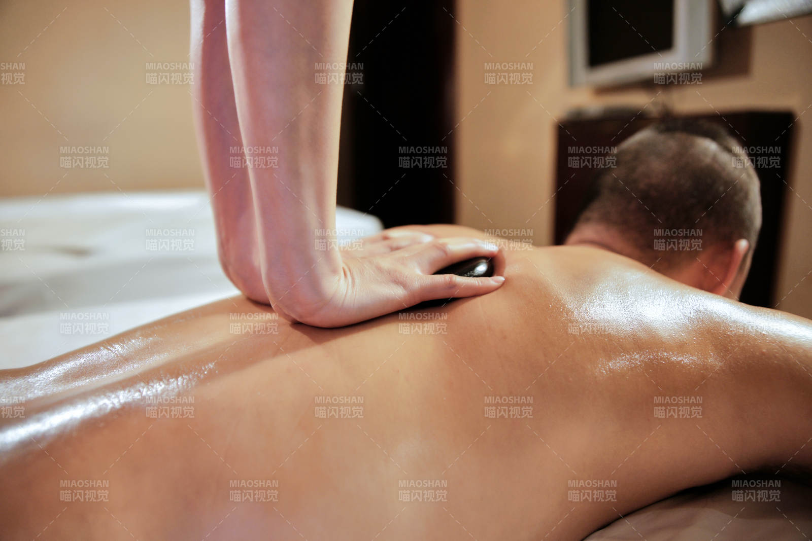 专业的按摩技师为顾客进行玉石推拿图片