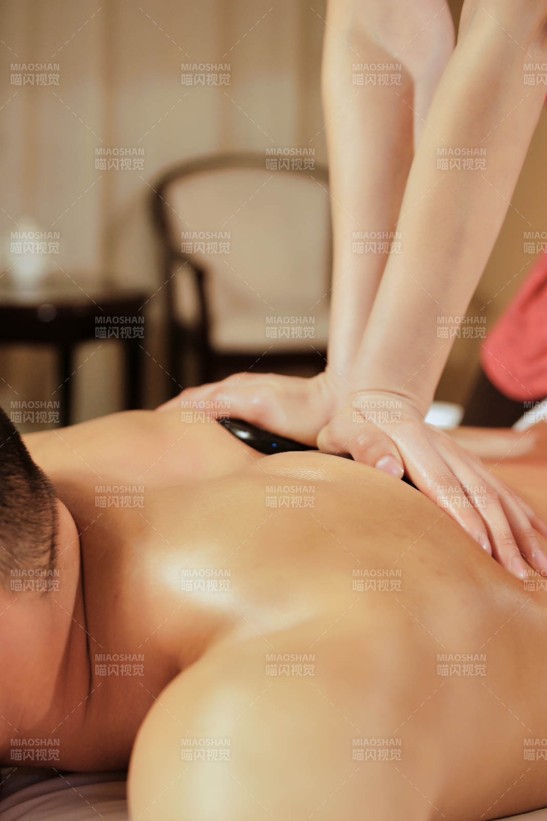 专业的按摩技师为顾客进行玉石推拿图片