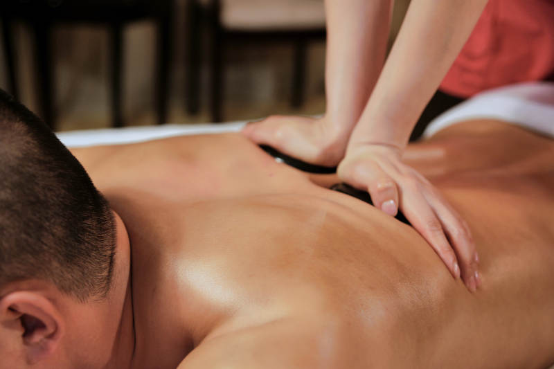 专业的按摩技师为顾客进行玉石推拿图片