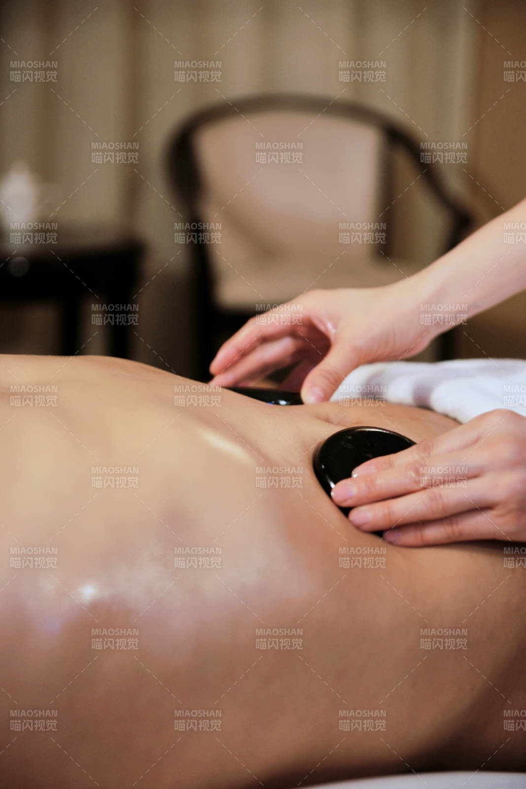 专业的按摩技师为顾客进行玉石推拿图片