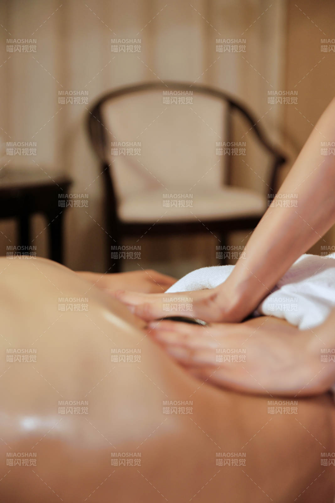 专业的按摩技师为顾客进行玉石推拿图片