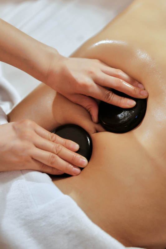 专业的按摩技师为顾客进行玉石推拿图片