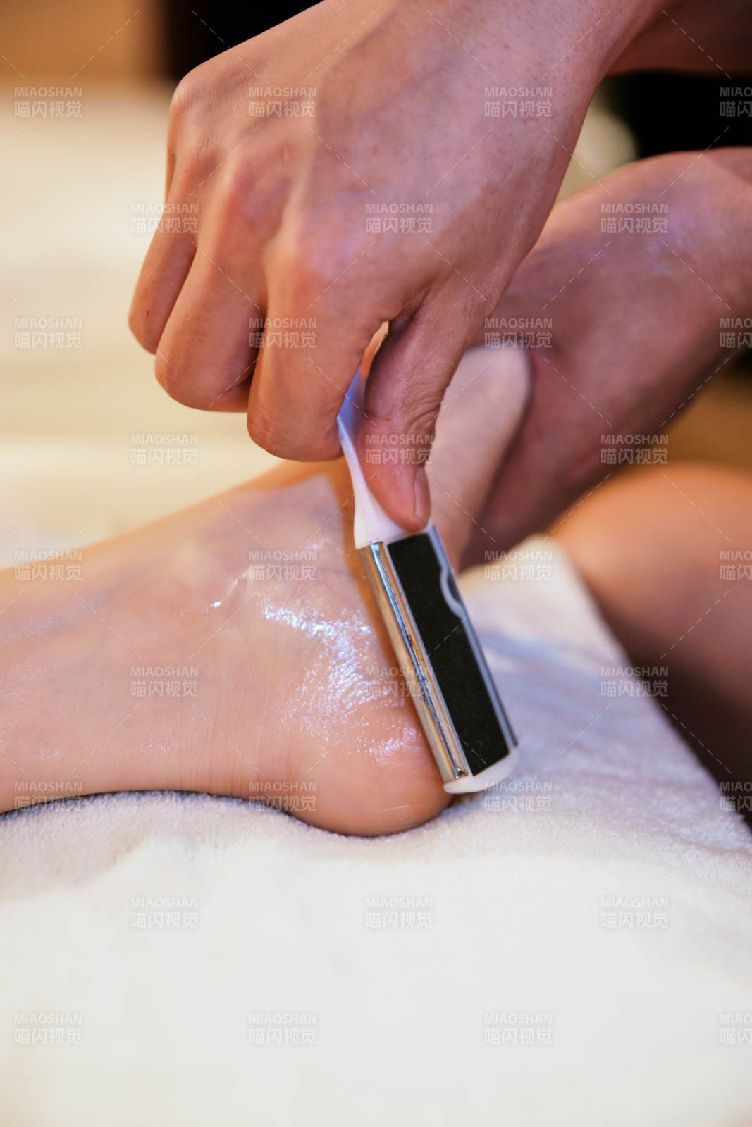 手法专业的足疗技师为客人服务图片