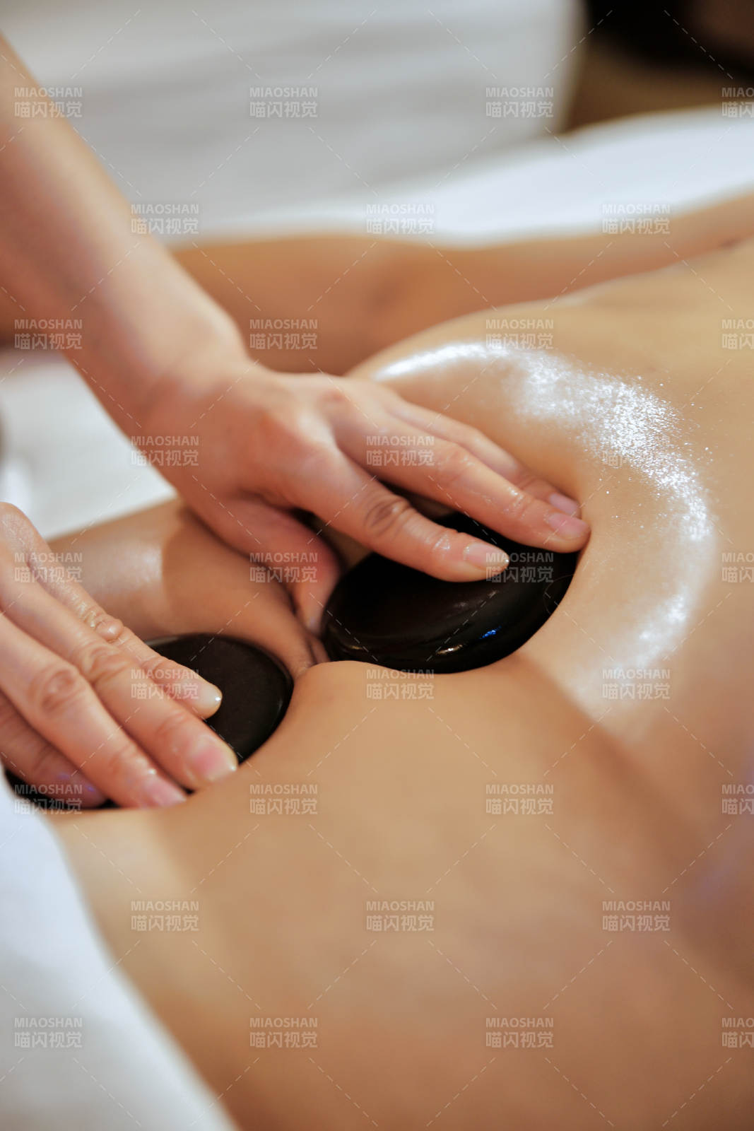专业的按摩技师为顾客进行玉石推拿图片
