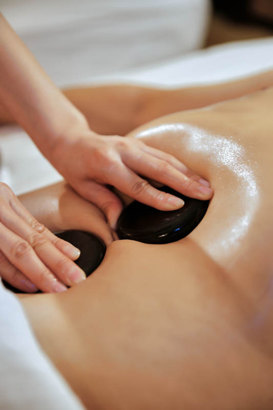 专业的按摩技师为顾客进行玉石推拿图片